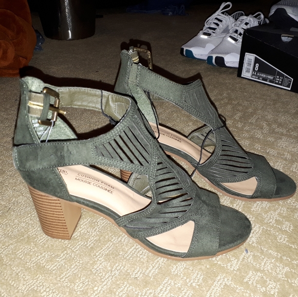 Very cute strappy heels - Picture 2 of 2